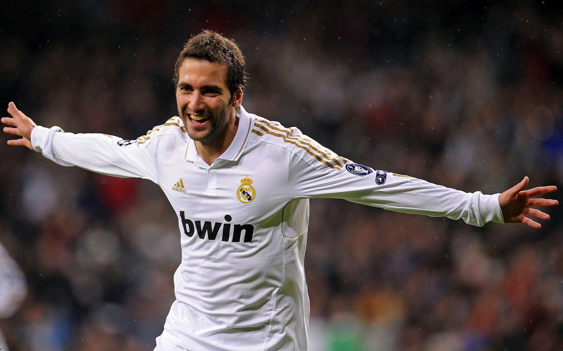 海港主帅穆斯卡特喜迎生辰，全队备战送上特别祝福